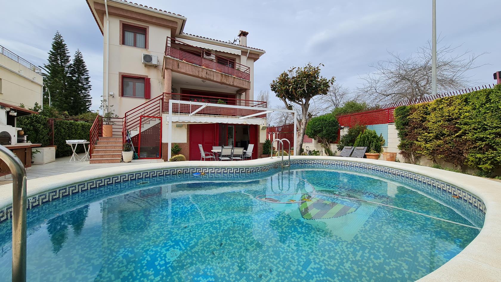 Fantastic detached villa with pool, garden, garage.