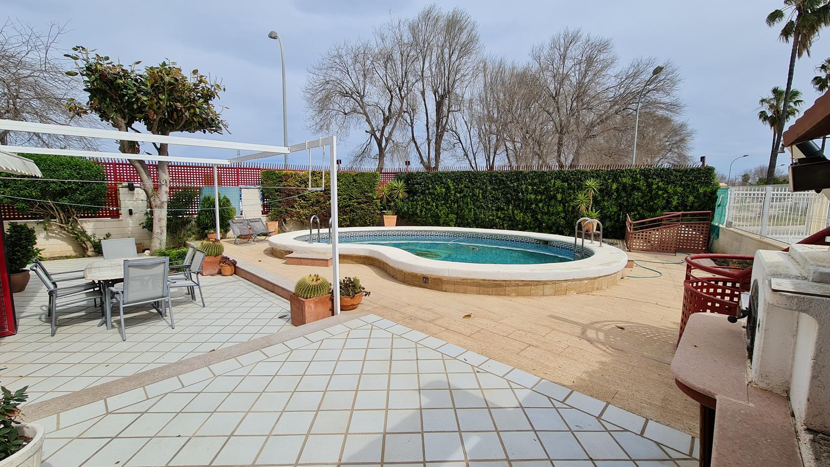 Fantastic detached villa with pool, garden, garage.